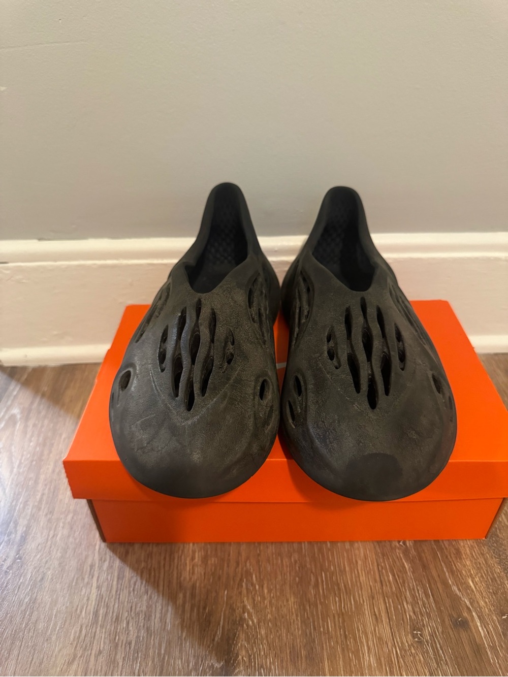 Yeezy Foam runners Slip-On Vent Cutout Foam Clog in Dark Grey